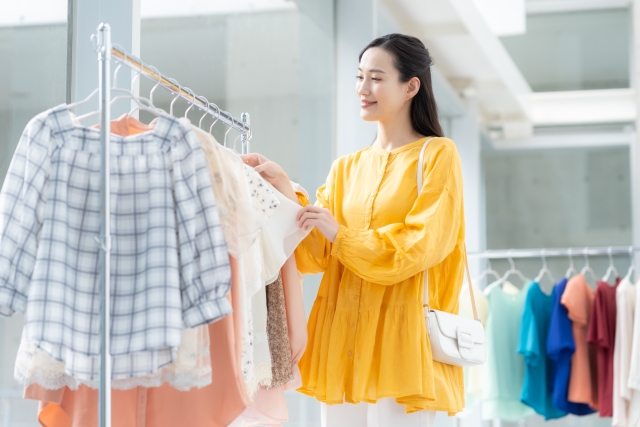 洋服をショッピングをする女性