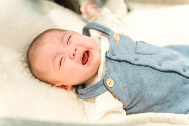 泣く赤ちゃん