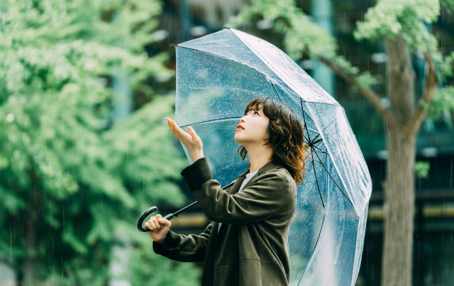 天気を確認する女性