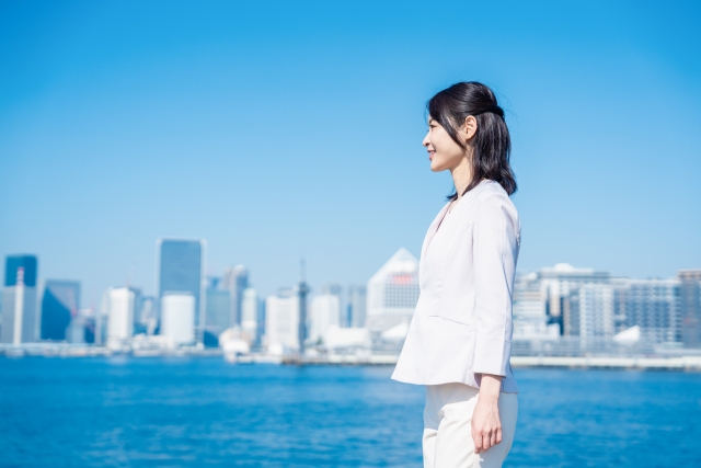 海辺で一人の女性
