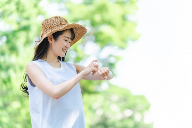 日焼け止めを塗りなおす女性