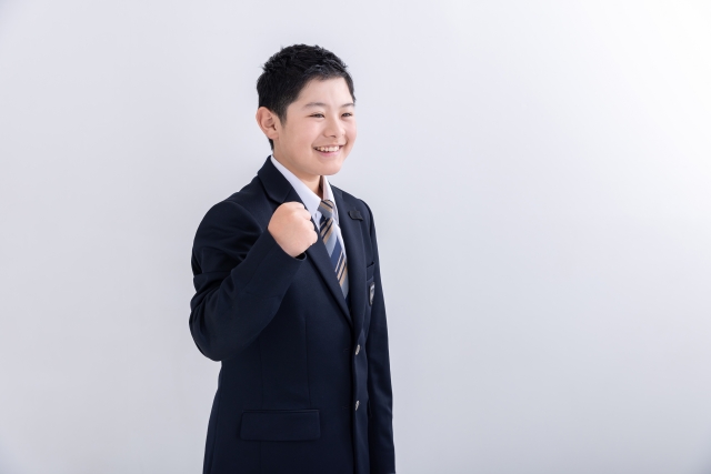 ガッツポーズの中学生男子