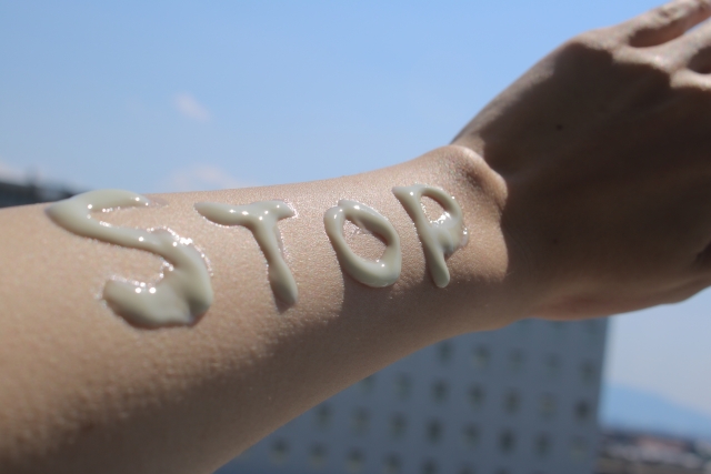 腕に日焼け止めでSTOP