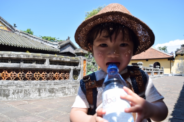 ペットボトルの水を飲む子ども