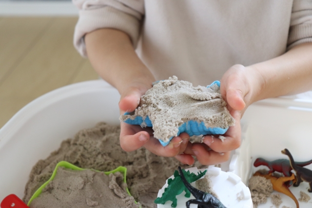 砂遊びをする子供の手元