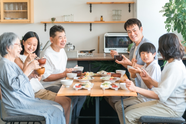 食事をする家族