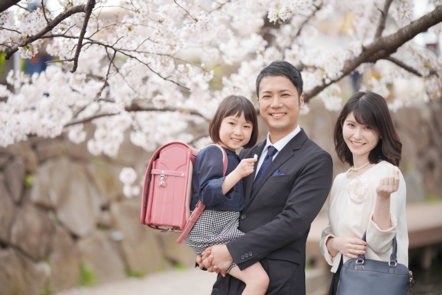 小学校入学式前の親と子