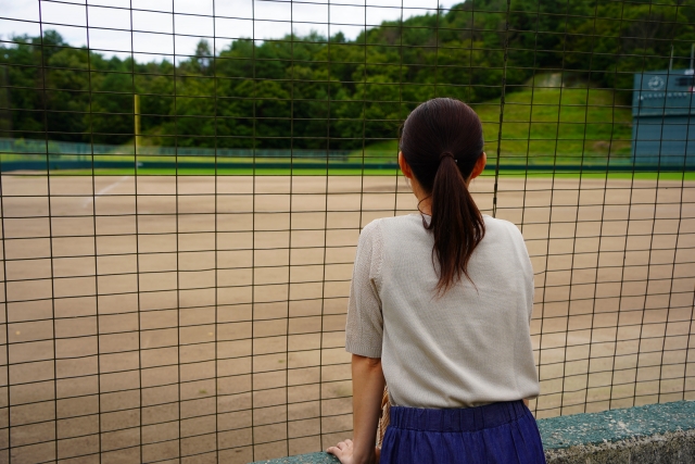 野球を応援するお母さん