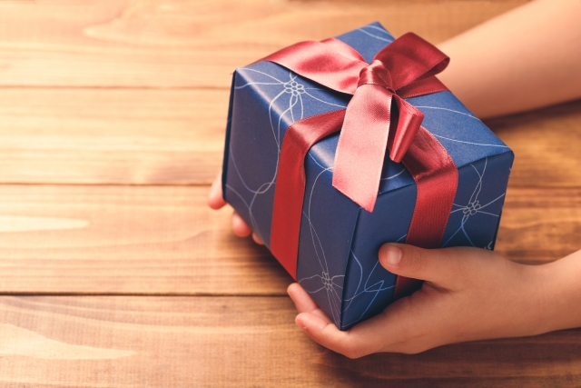 プレゼントをもらう子どもの手