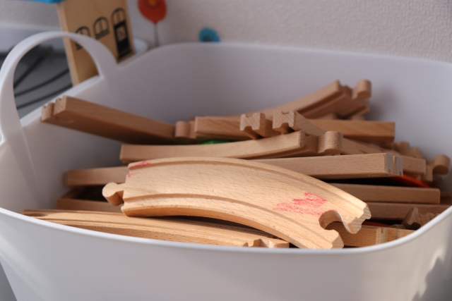 箱に入った木のレール