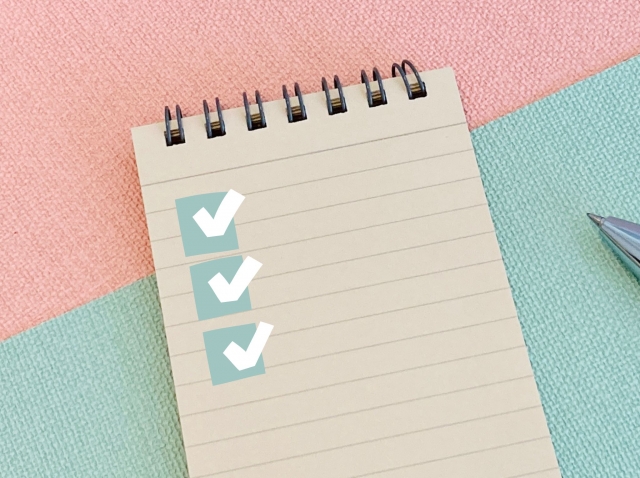 チェックマークの付いたメモ帳