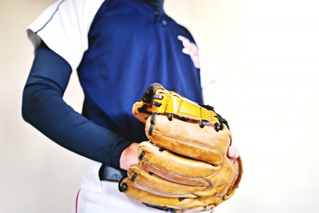 グローブを持つ少年